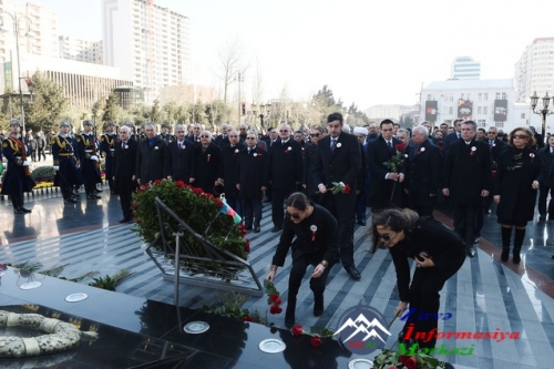 İlham Əliyev Xocalı soyqırımının 25-ci ildönümü ilə əlaqədar Bakıda keçirilən ümumxalq yürüşdə iştirak edib